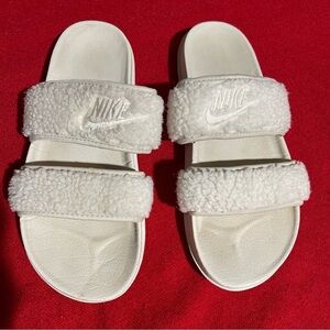 Nike Off Court Duo Sherpa Slide
Sandals White Woman's Size 10 Shoes
DX0555-002